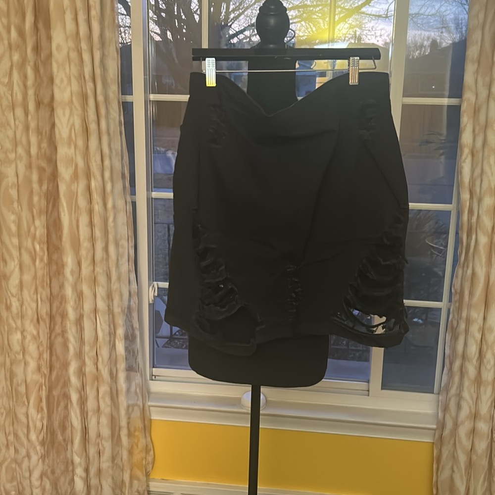 Pretty Little Things Black ripped mini Skirt - Picture 2 of 7